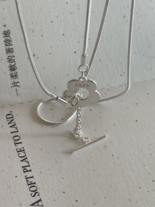 Nahaufnahme von S925 Sterlingsilber Blumenanhänger mit Schlangenkette und Knebelverschluss