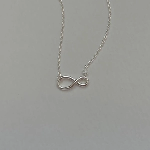 Elegant 925 sterling silver infinity pendant necklace featuring a sparkling zircon stone