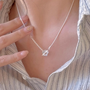 Minimalistische 925 Sterling Silber Blumenkette mit OT-Verschluss am Model