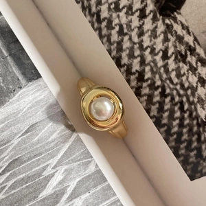 Minimalist 925 sterling silver ring with central white pearl on marble background