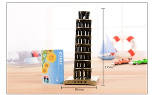 Dettaglio macro della Torre di Pisa in lega di bronzo con incisione PISA sulla base