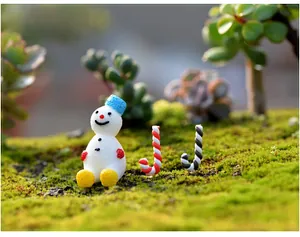 Figurine de bonhomme de neige miniature et sucres d'orge sur mousse pour micro paysage