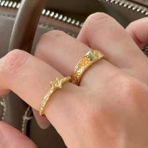 Two-piece gold S925 silver ring set with star detail and irregular textured band