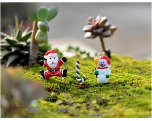Figurines de Noël miniatures avec Père Noël et bonhomme de neige sur mousse