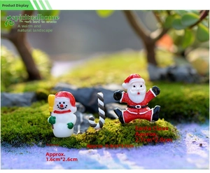 Miniatures de Noël avec Père Noël et bonhomme de neige sur des rochers de mousse