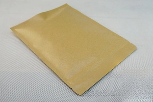 Dettaglio di un sacchetto in carta kraft con chiusura a zip richiudibile per imballaggio
