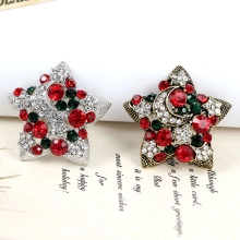 Détail de broches en forme d'étoile et de lune avec strass festifs rouges, verts et blancs