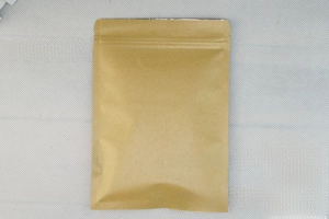 Dettaglio del sacchetto di carta kraft marrone con chiusura a zip e interno in alluminio