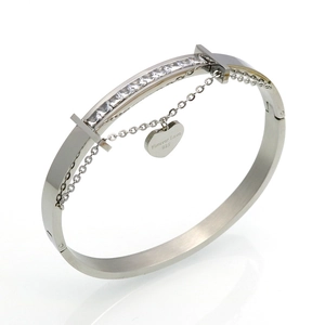 Detailed close-up of 925 silver bracelet with heart pendant and Forever Love engraving