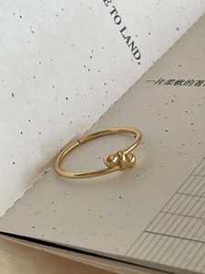 Close-up of golden S925 sterling silver ring featuring a knot design and hallmark