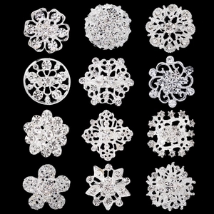 Broches en Alliage de Strass pour Femmes Mode Floral Flocon de Neige Géométrique Épingles Anti-exposition Boucle de Col Bijoux Cadeau