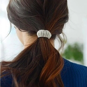 Versilbertes Haargummi mit glänzenden Strasssteinen am Pferdeschwanz, eleganter Haarschmuck