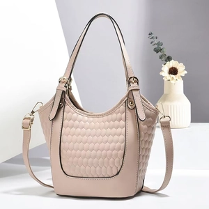 Sac à main matelassé beige avec ferrures métalliques et bandoulière réglable pour femmes