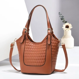 Sac à main matelassé marron caramel avec motif alvéolé et bandoulière amovible