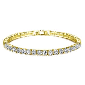 Detail eines goldenen Tennisarmbands mit einer Reihe funkelnder runder Zirkonia