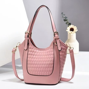 Sac à main matelassé rose chic avec motif nid d'abeille et bandoulière dorée