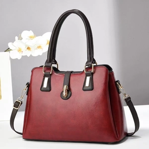 Borsa a mano minimalista bordeaux con tracolla regolabile e fibbia dorata elegante