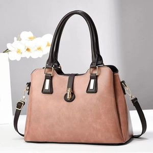Elegante borsa a mano multistrato rosa cipria con tracolla regolabile e dettagli dorati