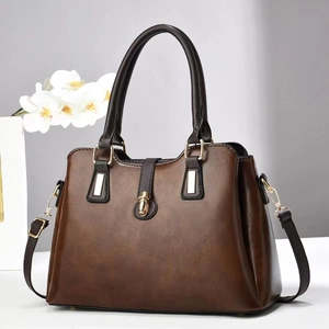 Borsa a mano minimalista in pelle opaca testa di moro con fibbia dorata e tracolla