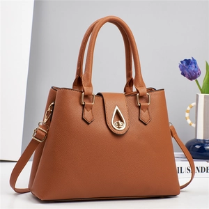 Grande borsa a mano in pelle marrone con chiusura a goccia dorata e tracolla