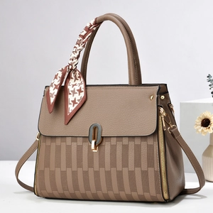 Borsa a mano in pelle marrone con foulard pied-de-poule e trama verticale in rilievo