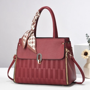 Borsa a mano in pelle rosso scuro con goffratura a righe e dettaglio sciarpa pied de poule
