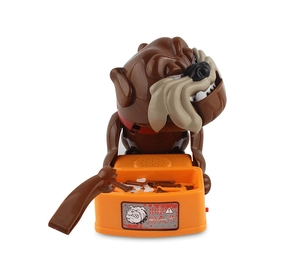 Détail d'un jouet bouledogue farceur avec des os accessoires et un bol de nourriture