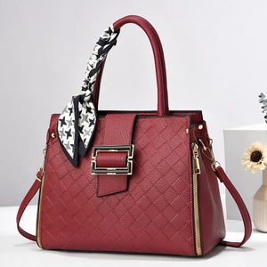 Sac à main bordeaux matelassé avec foulard pied-de-poule et finitions dorées élégantes