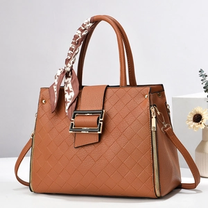 Sac à main en cuir marron avec motif de tissage diamant et foulard pied-de-poule
