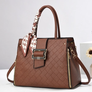 Sac à main chic marron caramel avec foulard et boucle dorée en studio professionnel