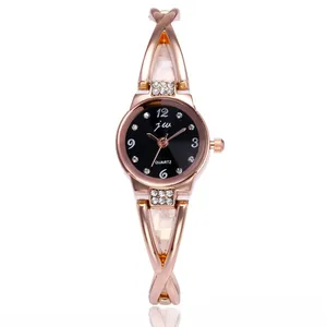 Dettaglio orologio al quarzo oro rosa con cinturino a bracciale e cristalli incastonati