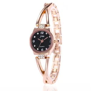 Dettaglio dell'orologio a bracciale oro rosa con cristalli e quadrante nero sobrio