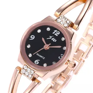 Dettaglio orologio al quarzo oro rosa con cinturino a cerchio e lunetta con cristalli