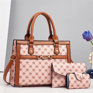 Ensemble de trois sacs à main roses avec motif monogramme et garniture en cuir marron