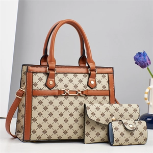 Ensemble de trois sacs élégants beiges à monogramme avec chaîne et bandoulière