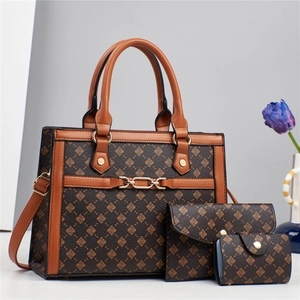 Détail d'un ensemble de 3 sacs marron avec motifs géométriques et chaînes dorées élégantes