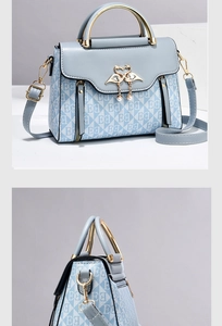 Dettaglio borsa in pelle PU azzurra con chiusura in metallo dorato e perla decorativa