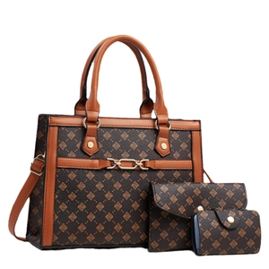 Ensemble 3 pièces de sacs à main marron avec cabas, portefeuille et pochette sur blanc