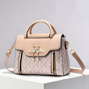 Elegante borsa in pelle beige con motivo a lettere e fibbia in metallo a cigno