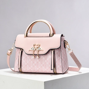 Borsa a mano rosa con fibbia a cigno, ciondolo di perla e motivo geometrico