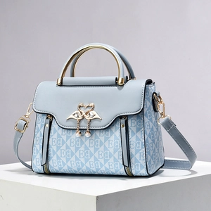 Elegante borsa blu-grigia con stampa EE e chiusura a cigno dorata con perla