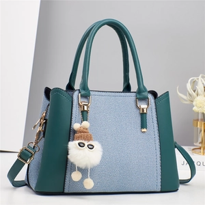 Sac à main minimaliste en cuir bleu et denim avec charmant pompon en peluche