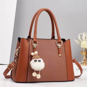 Sac bandoulière en cuir marron et tissu avec breloque peluche et détails dorés
