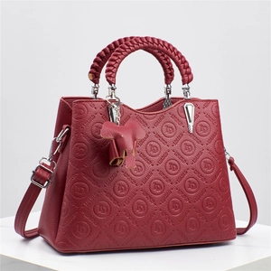 Bolso de mano rojo con relieve y asas trenzadas con correa de hombro ajustable