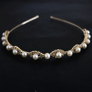 Elegant gold headband featuring alternating pearls and rhinestones on dark background