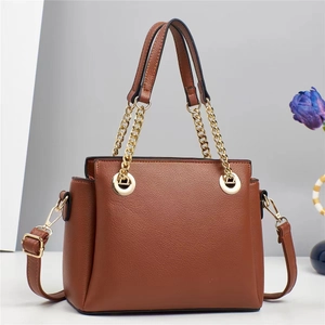 Sac bandoulière élégant marron caramel avec chaîne dorée et texture grainée