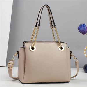 Sac à main beige élégant en cuir grainé avec chaîne dorée et bandoulière réglable