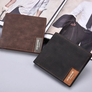 Gros plan de portefeuilles vintage pour hommes en marron foncé et noir charbon