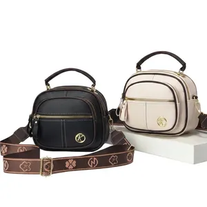 Dettaglio di mini borse in pelle con logo K dorato e tracolle in tessuto jacquard