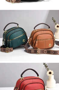 Dettaglio di borse in pelle martellata con tracolla floreale e logo K in metallo
